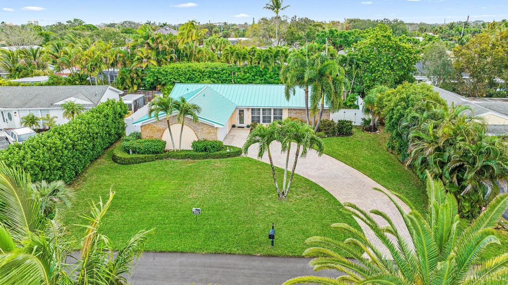 Photo of 127 W Norfolk Road, Jupiter, FL 33469 (MLS # R10951865)