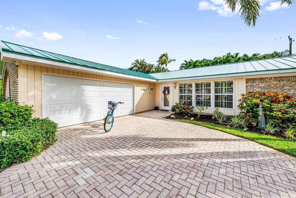 Photo of 127 W Norfolk Road, Jupiter, FL 33469 (MLS # R10951865)