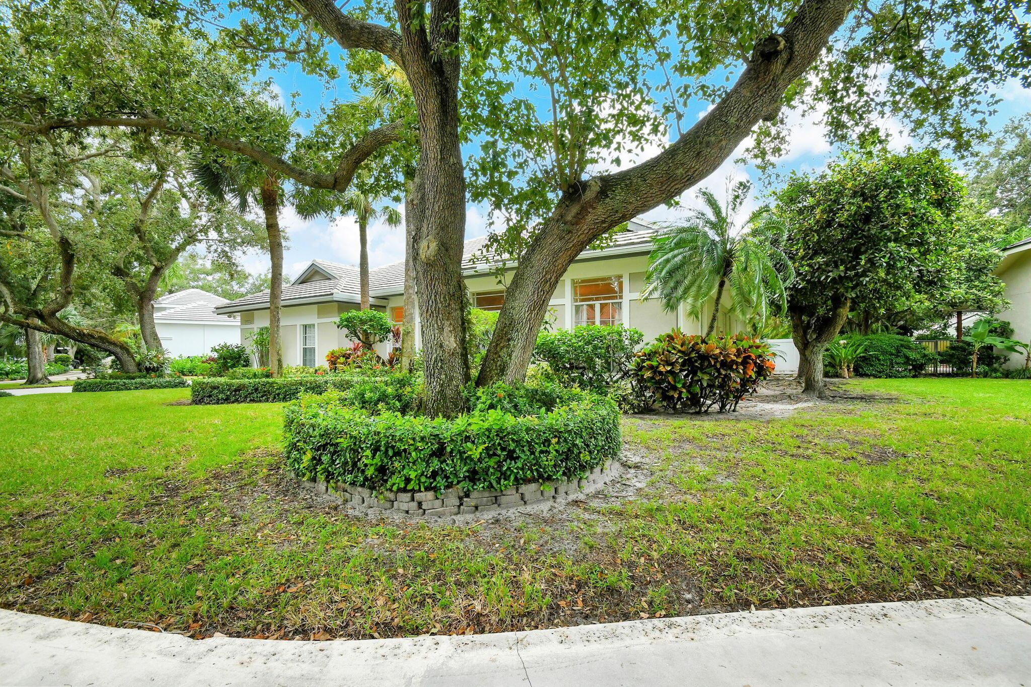 2773 Hampton Circle S