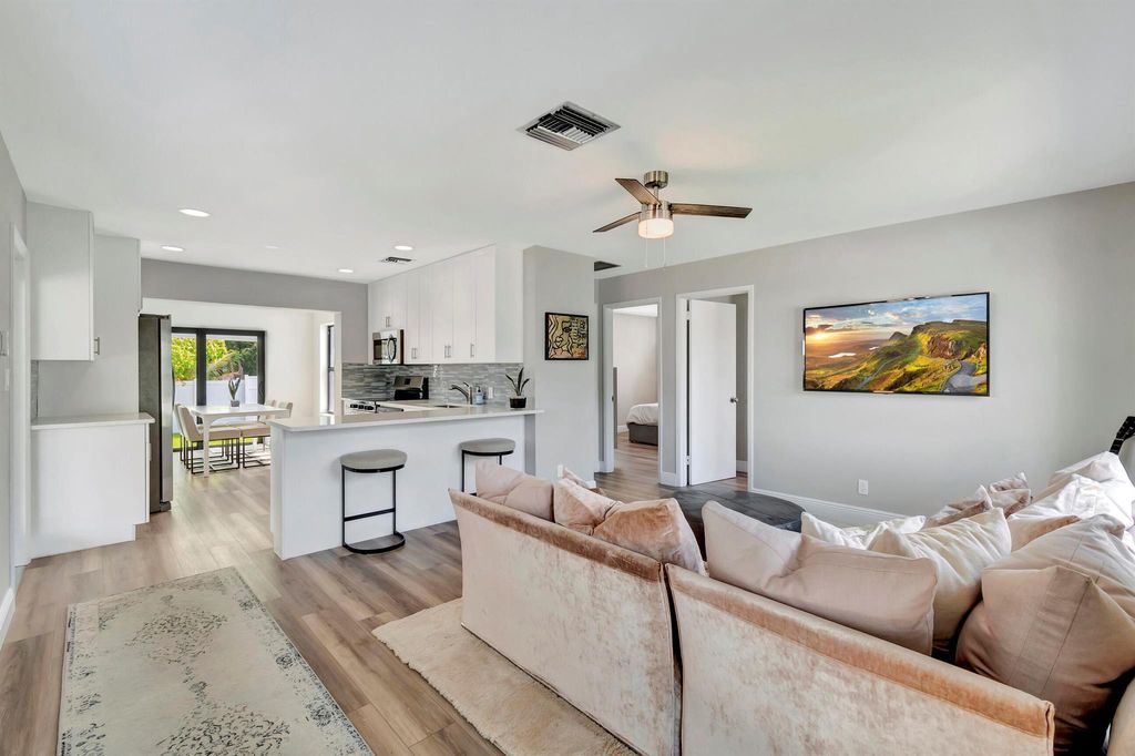 Photo of 512 NW 8th Street, Boynton Beach, FL 33426 (MLS # R10948944)