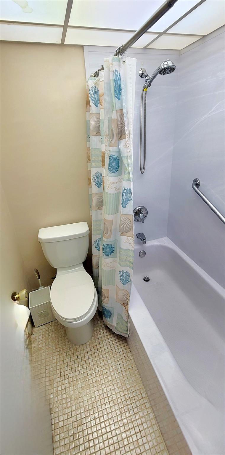 Lauderdale Oaks Condo 1 - Residential Lease