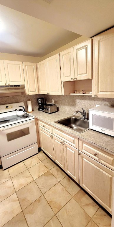 Lauderdale Oaks Condo 1 - Residential Lease