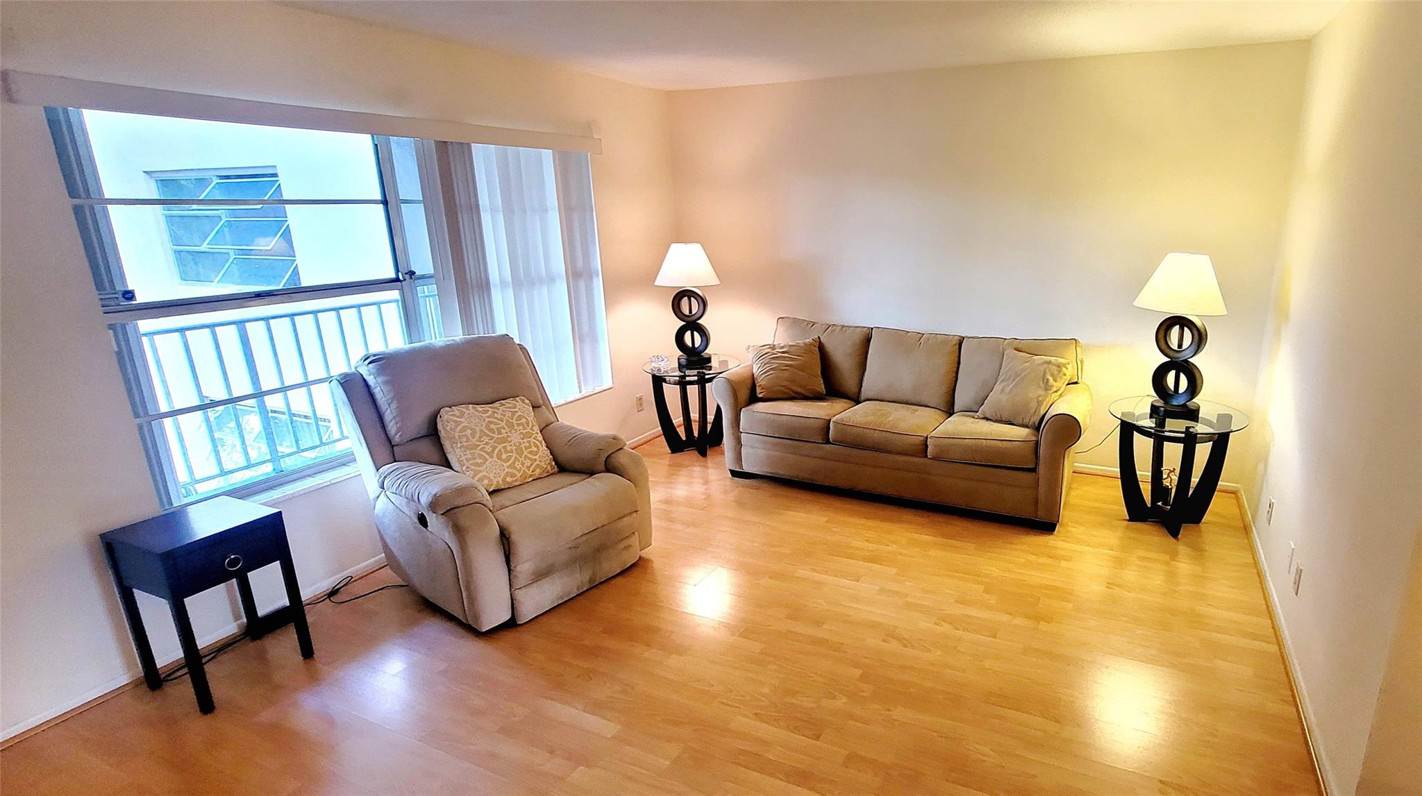 Lauderdale Oaks Condo 1 - Residential Lease