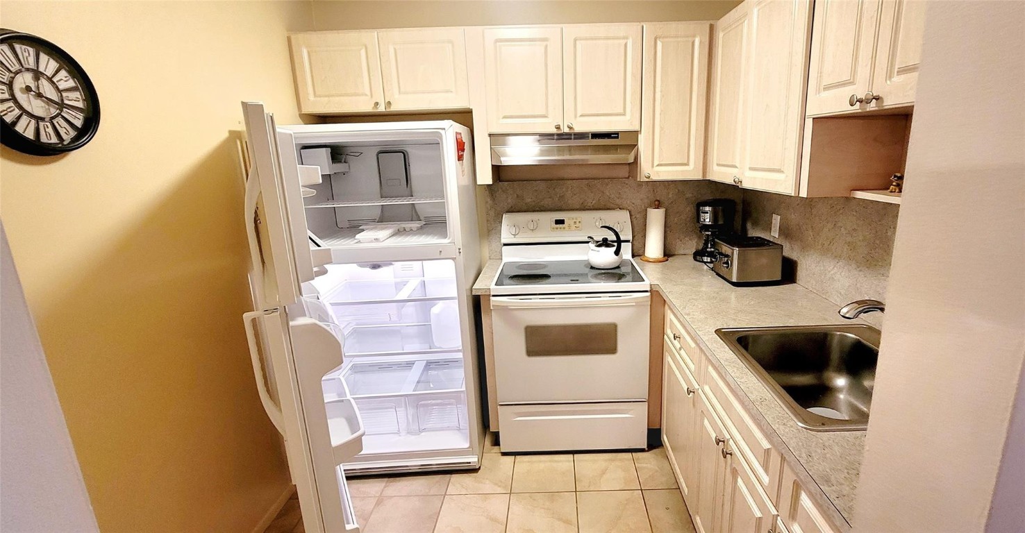 Lauderdale Oaks Condo 1 - Residential Lease