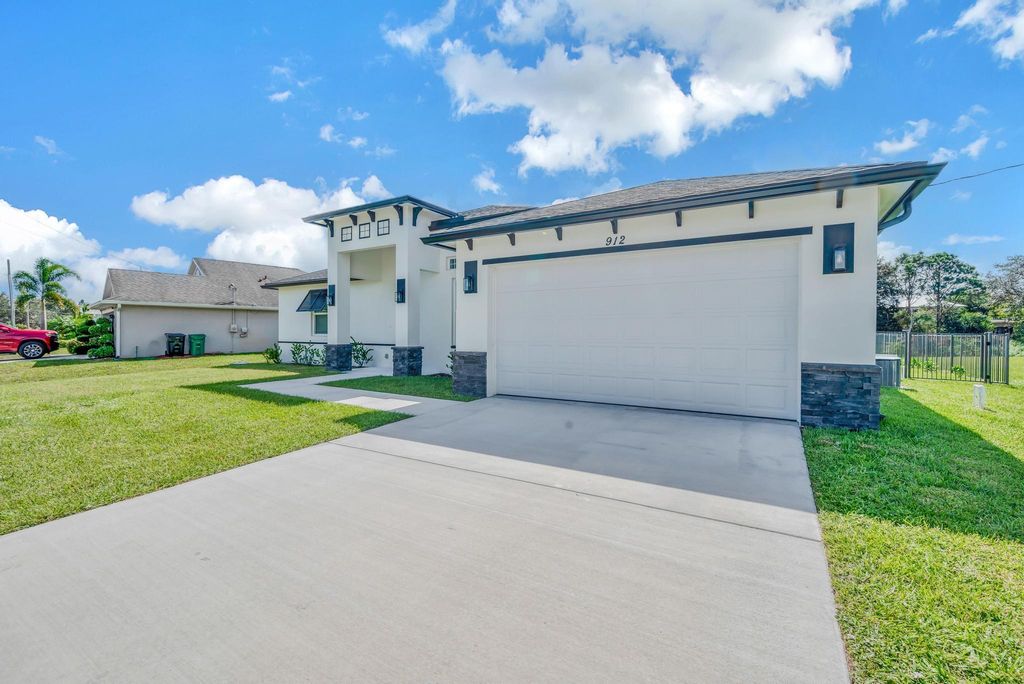 Photo of 912 SW Bellevue Avenue, Port Saint Lucie, FL 34953 (MLS # R11132239)
