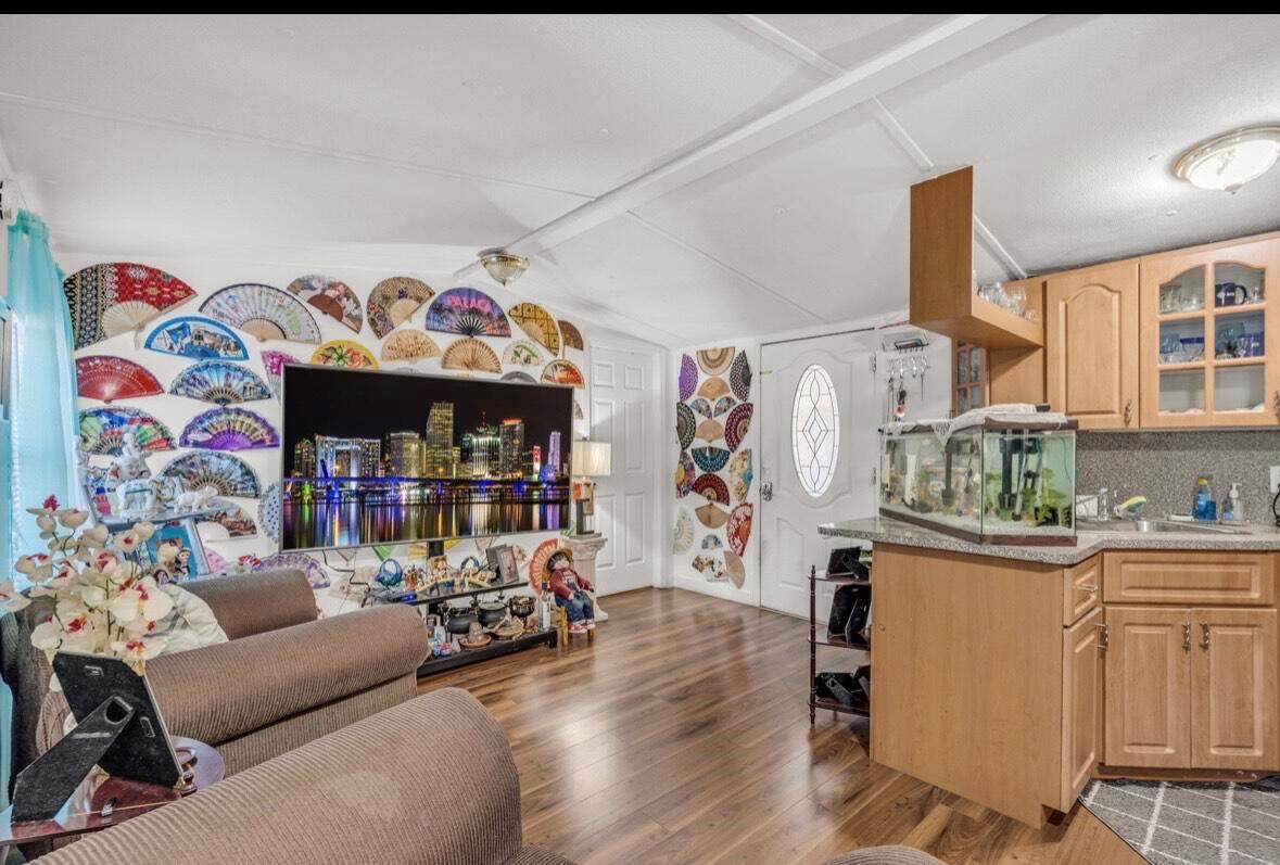4111 NW 37 Th Avenue