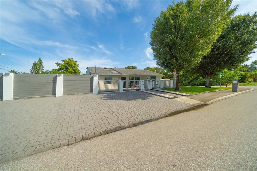 COUNTRY CLUB ACRES 5 - Residential Lease
