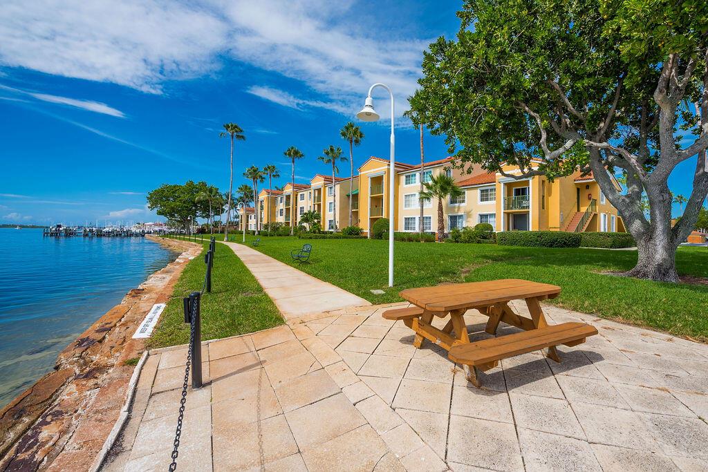 YACHT CLUB ON THE INTRACO - Residential