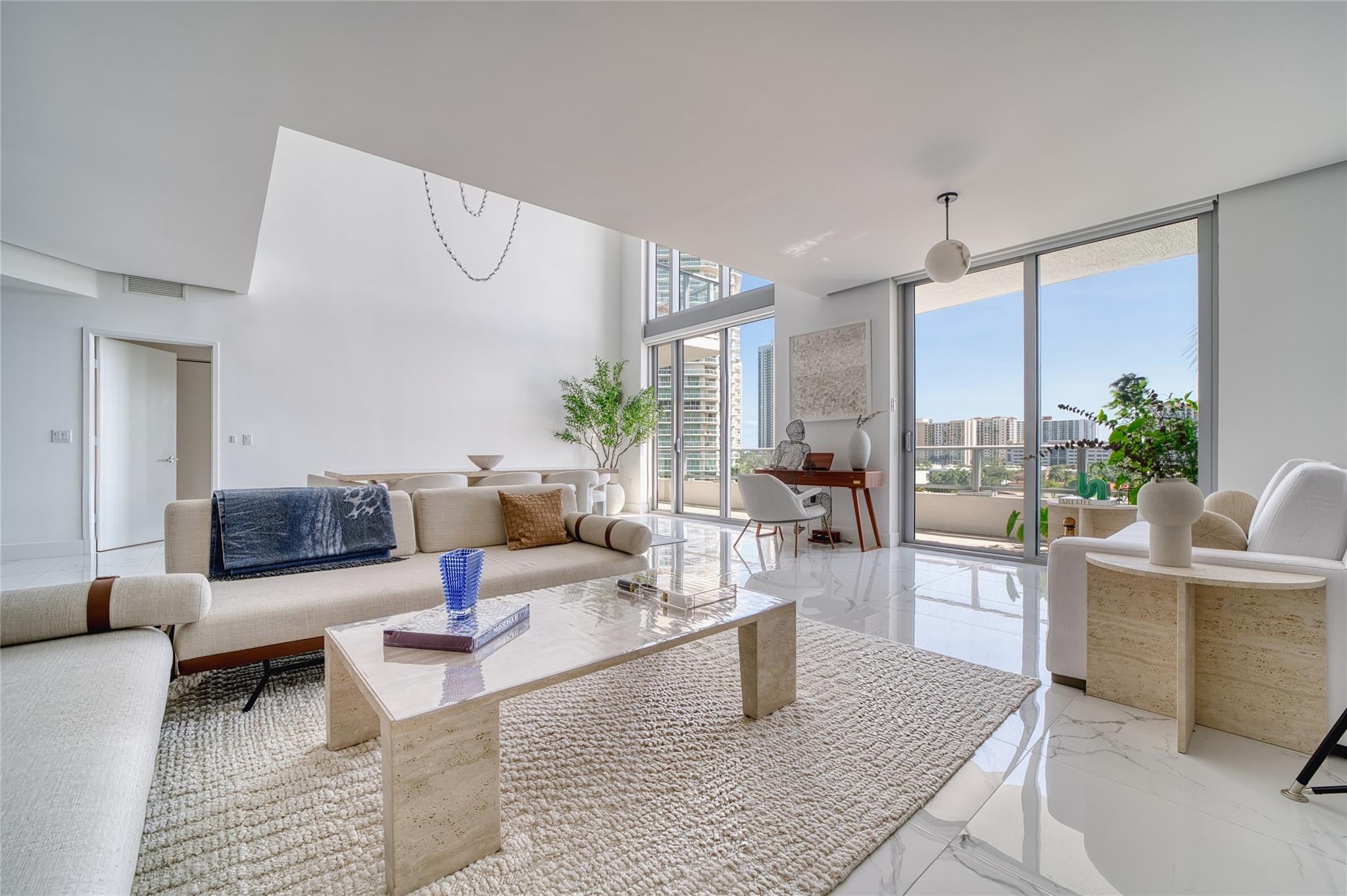 330 SUNNY ISLES Boulevard 5-504