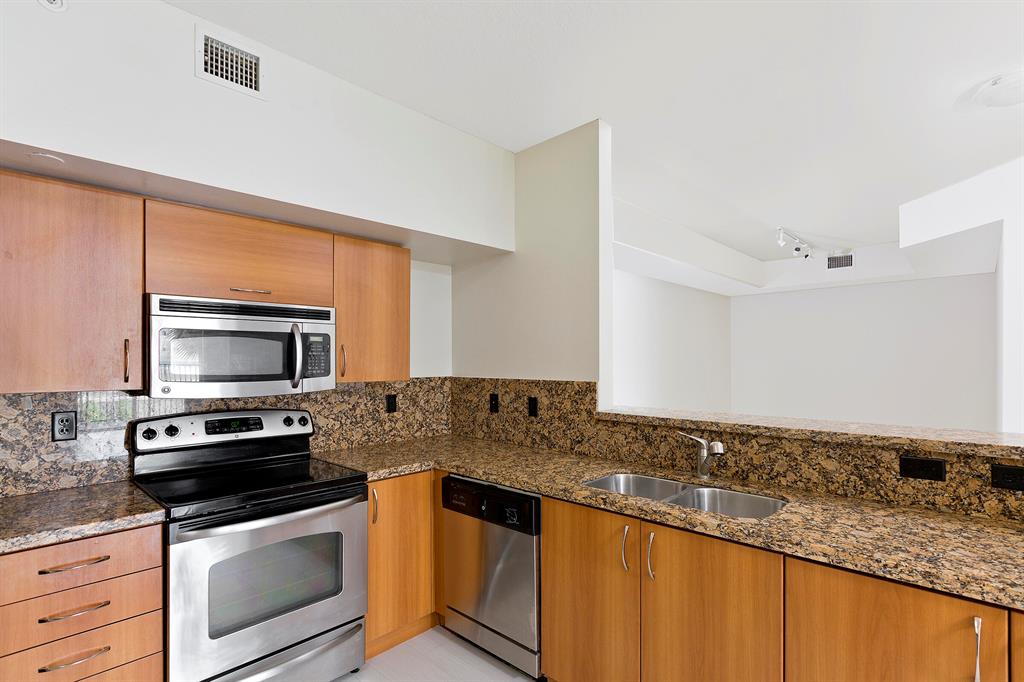 PINEAPPLE GROVE VILLAGE CONDO - Residential