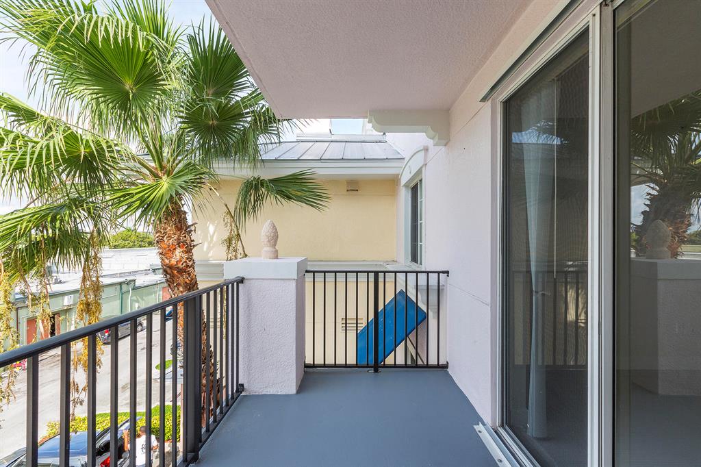 PINEAPPLE GROVE VILLAGE CONDO - Residential