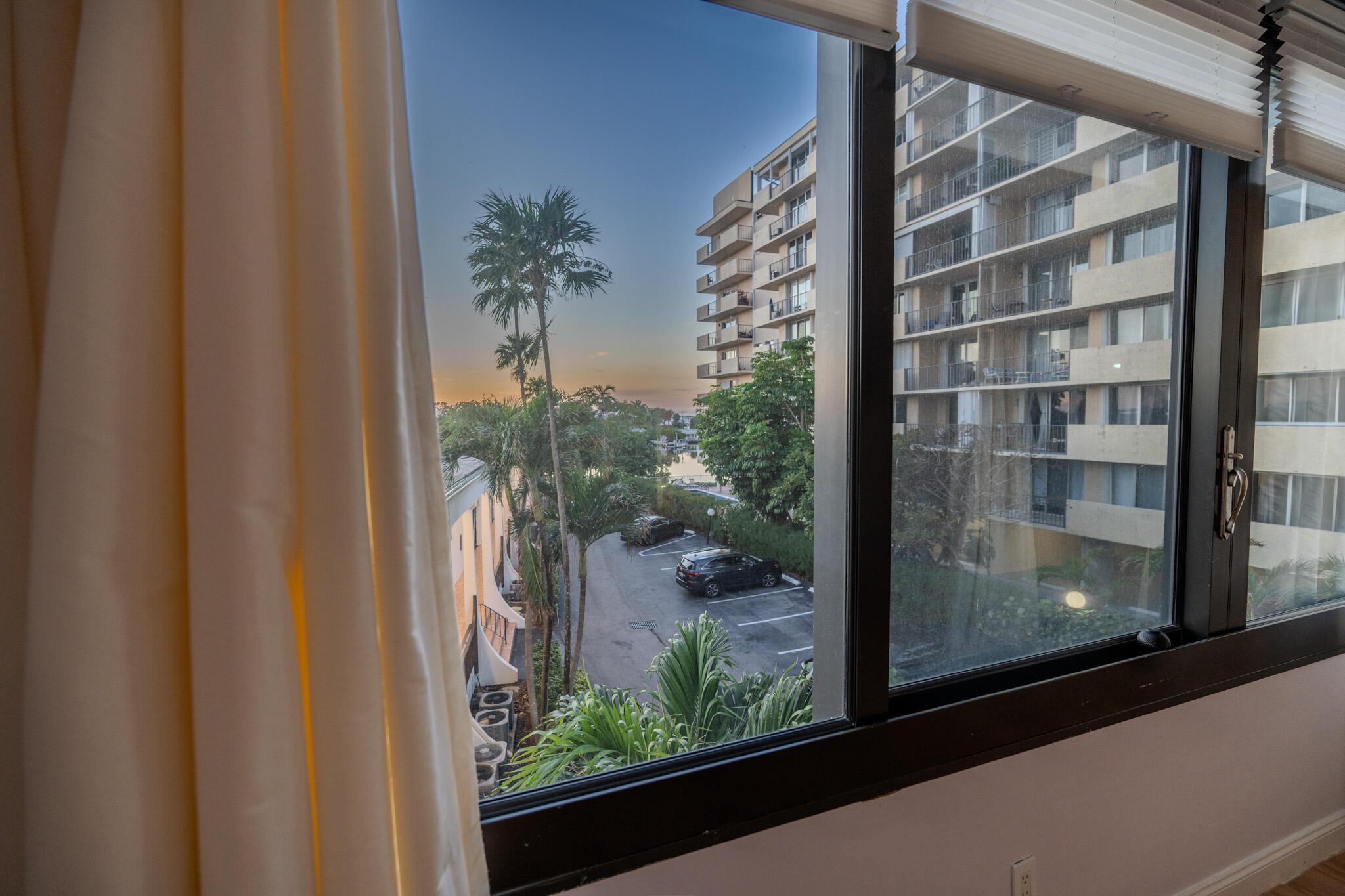 MAYFAIR HOUSE CONDO - Residential