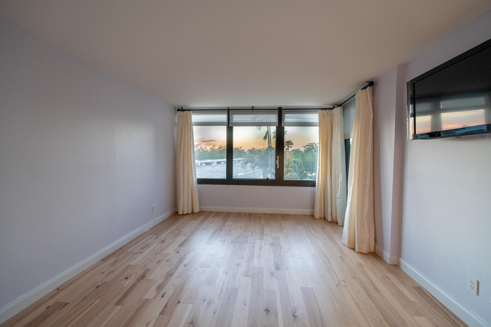 MAYFAIR HOUSE CONDO - Residential