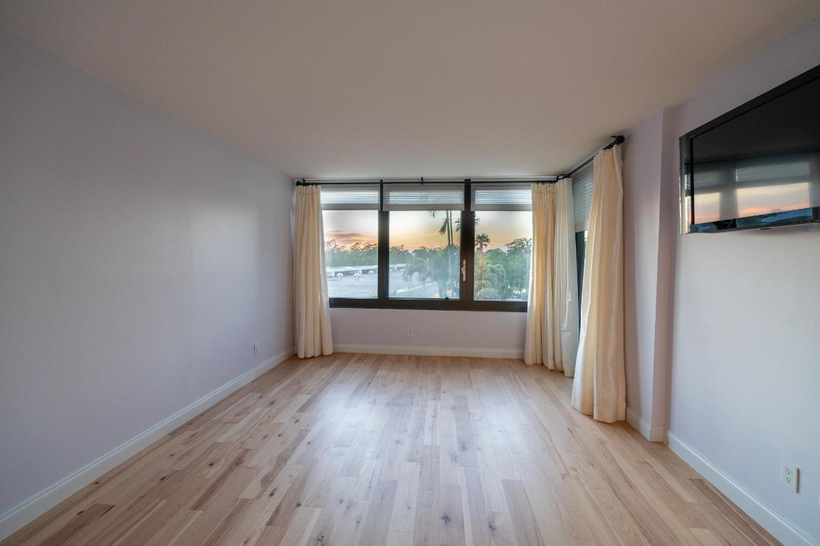 MAYFAIR HOUSE CONDO - Residential