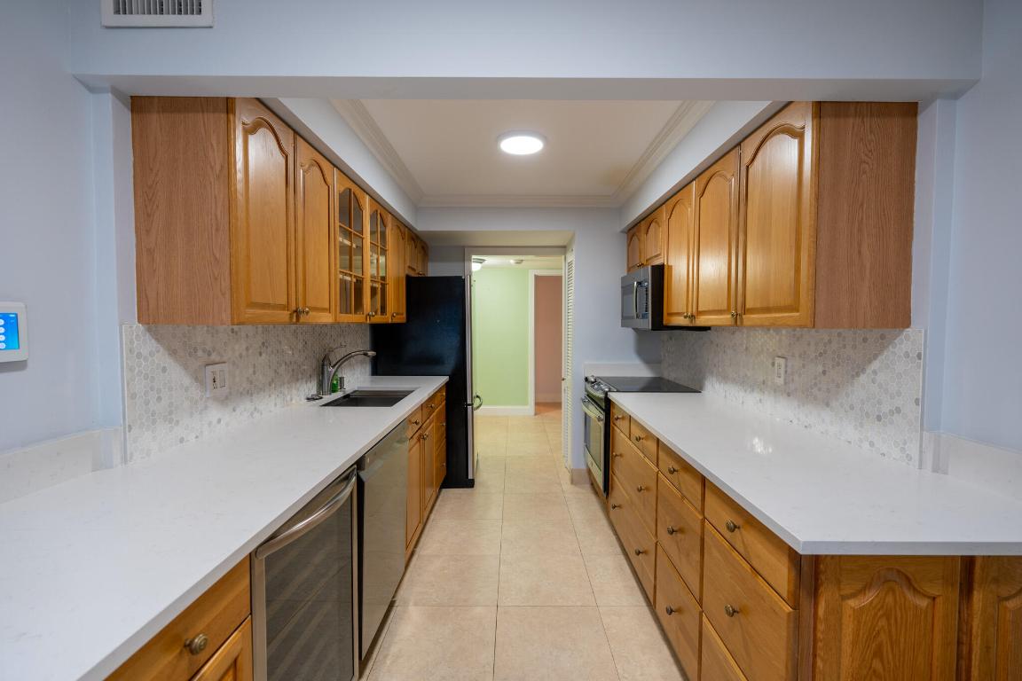 MAYFAIR HOUSE CONDO - Residential