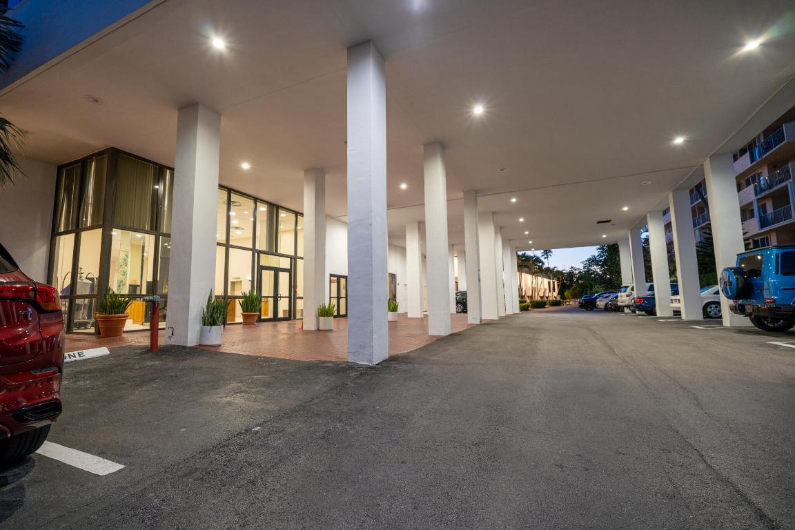 MAYFAIR HOUSE CONDO - Residential