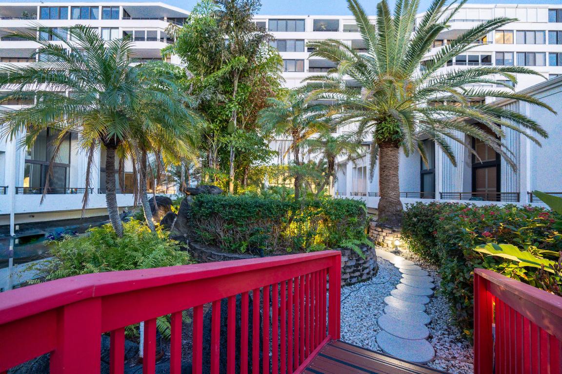 MAYFAIR HOUSE CONDO - Residential