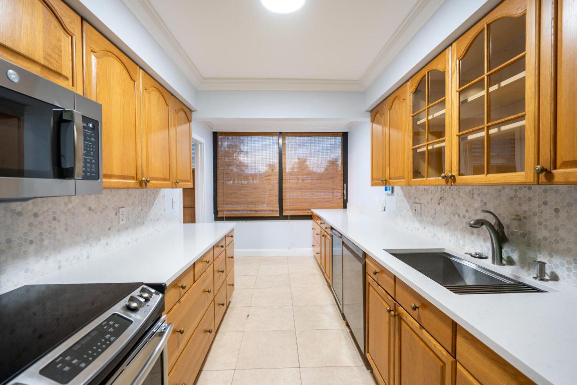 MAYFAIR HOUSE CONDO - Residential