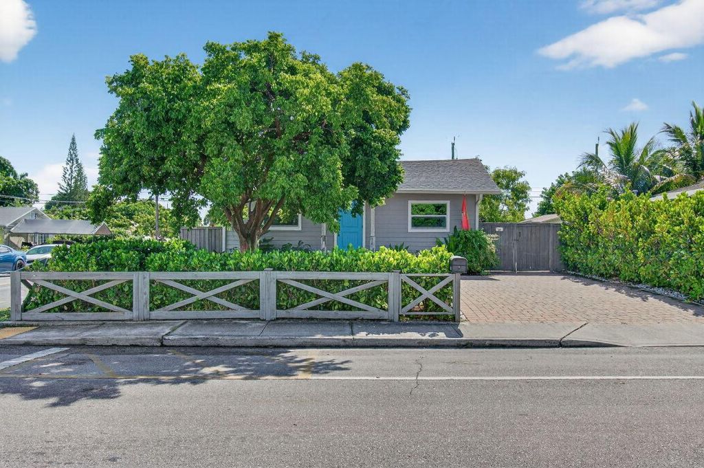 Photo of 402 S B Street, Lake Worth Beach, FL 33460 (MLS # R11120579)