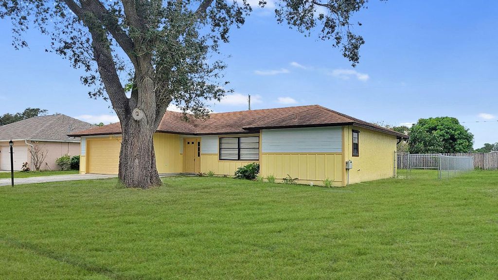 Photo of 549 SE Maple Terrace, Port Saint Lucie, FL 34983 (MLS # R10943289)