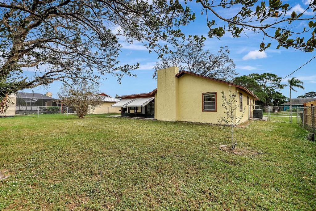 Photo of 549 SE Maple Terrace, Port Saint Lucie, FL 34983 (MLS # R10943289)