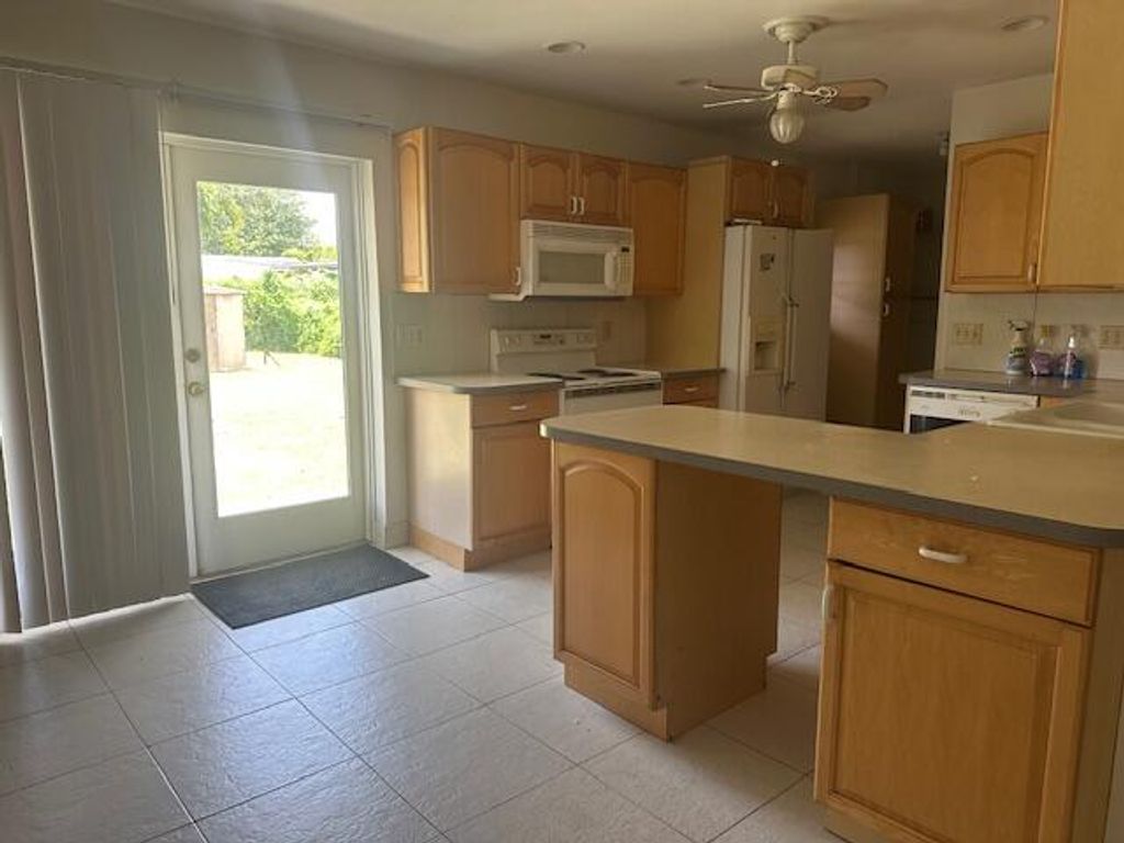 Photo of 918 SE Dolphin Drive, Stuart, FL 34996 (MLS # R11115814)