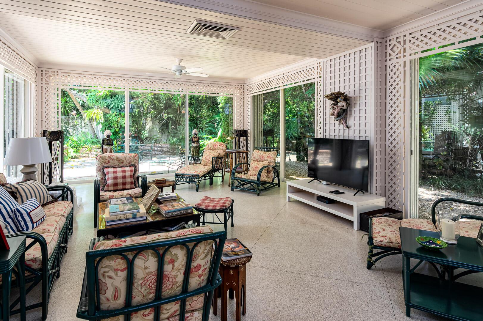 COCOANUT GROVE - Residential