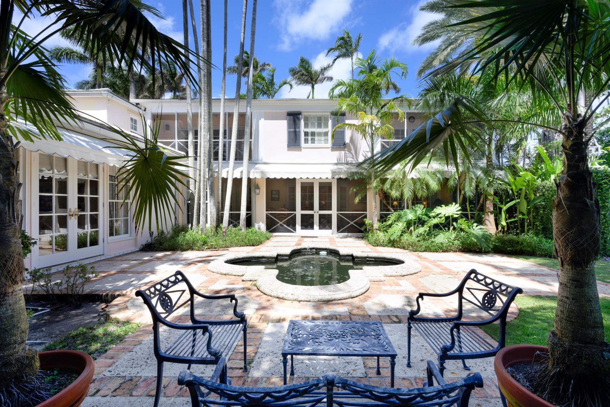 218 El Brillo Way