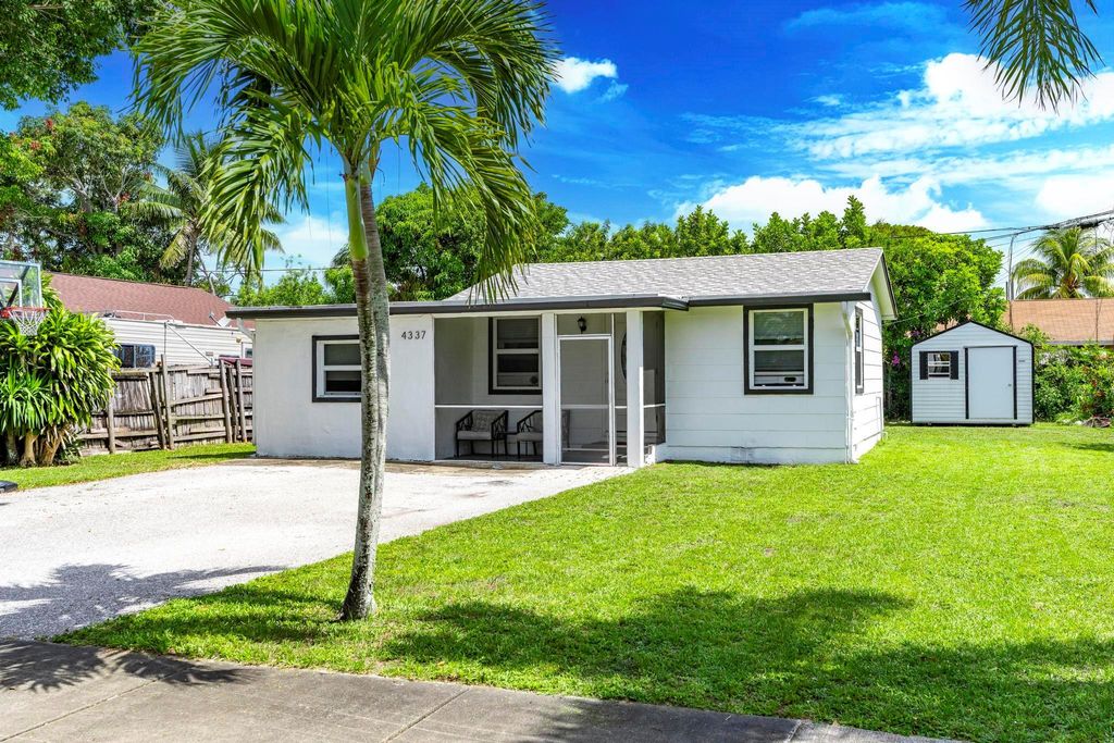 Photo of 4337 Clinton Boulevard, Lake Worth, FL 33461 (MLS # R11098503)