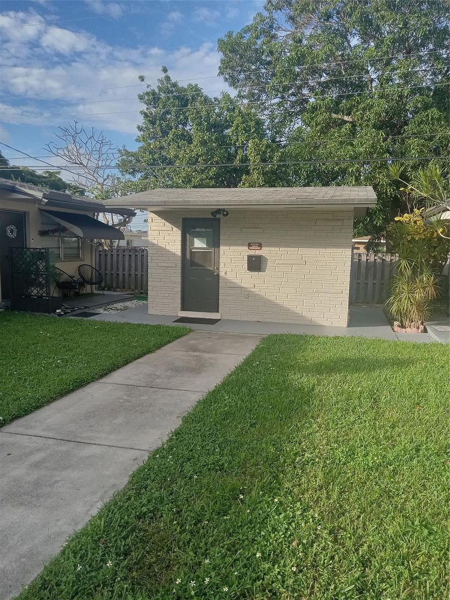 12 Unit complex esay access to I95 close to Downtowm Hollywood for shopping and entertainment, 10 minutes to Hollywood Beach;