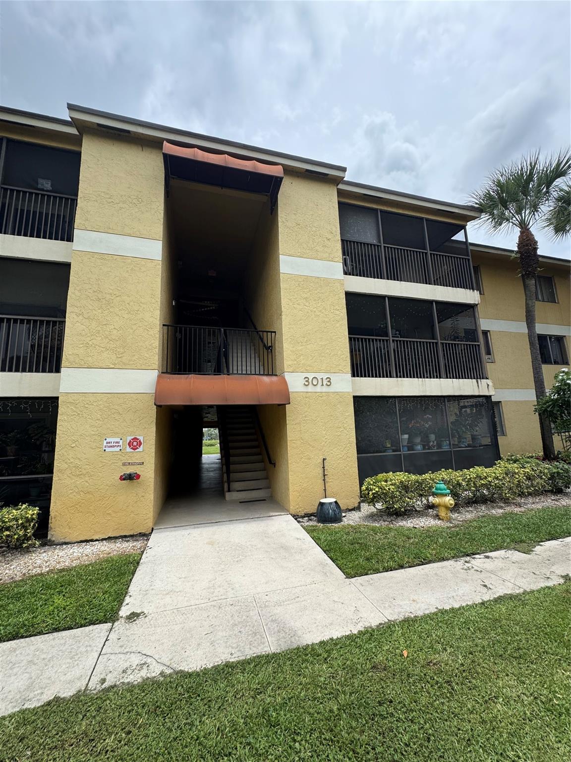 Priced CUT, owner want it sold!! Nice 2 bedroom 2 bath condo on 1st floor, located in the highly sought after community, Oakland Forest Club. Living room let to open screen patio, overlooking the main canal. Tile through out the unit. Oversized primary bedroom! Washer and dryer in unit. LOW HOA! Close proximity to all your favorite shopping and entertainment needs. Only a few min. to I 95. Water is not include in the HOA. only can show on Monday and Thursday.