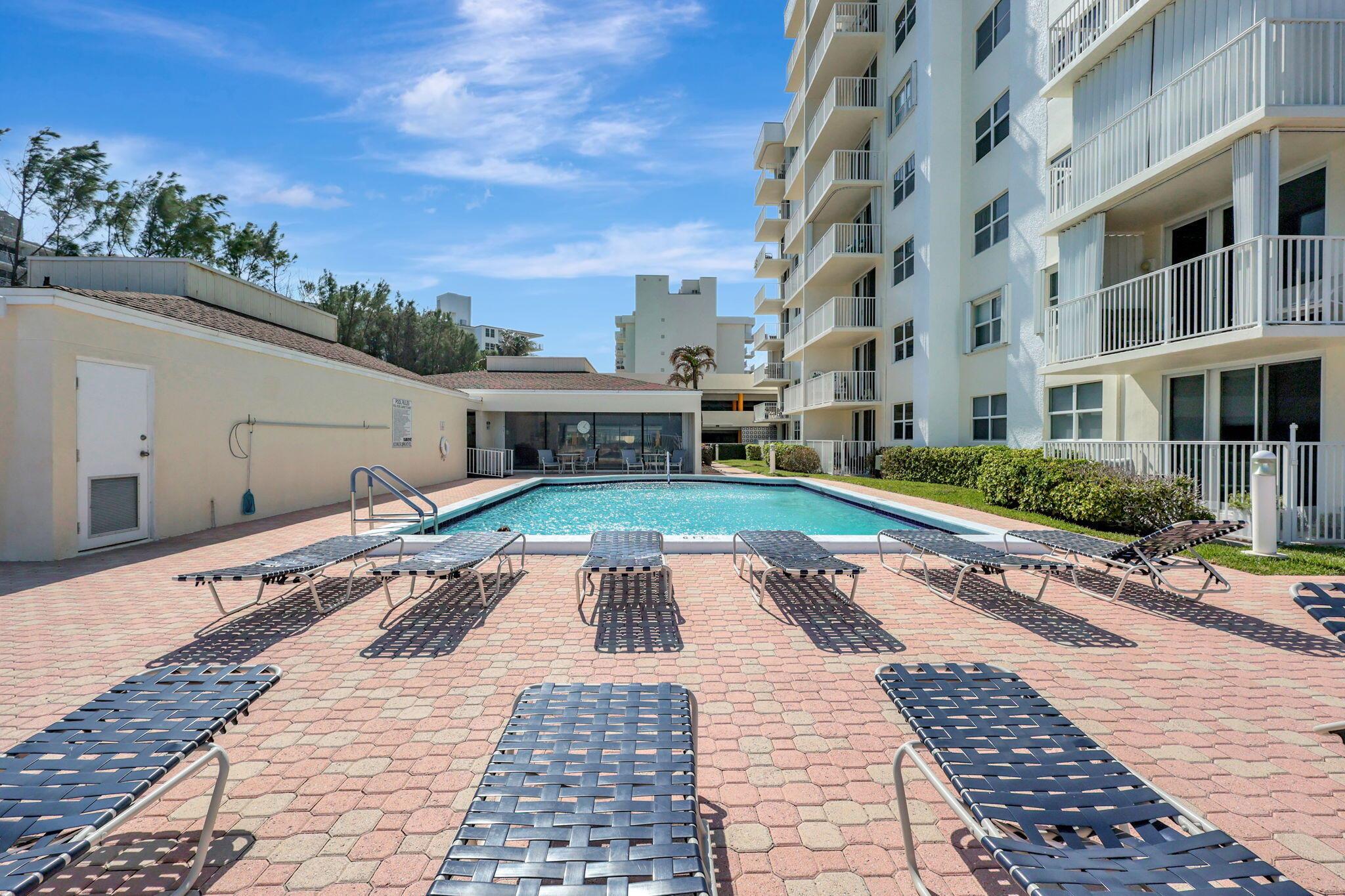 LE CHATEAU ROYAL CONDO - Residential