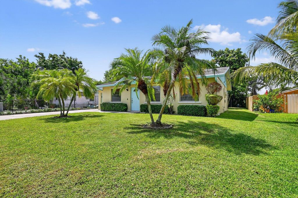 Photo of 1286 W Frangipani Circle, Lake Worth, FL 33462 (MLS # R11111161)