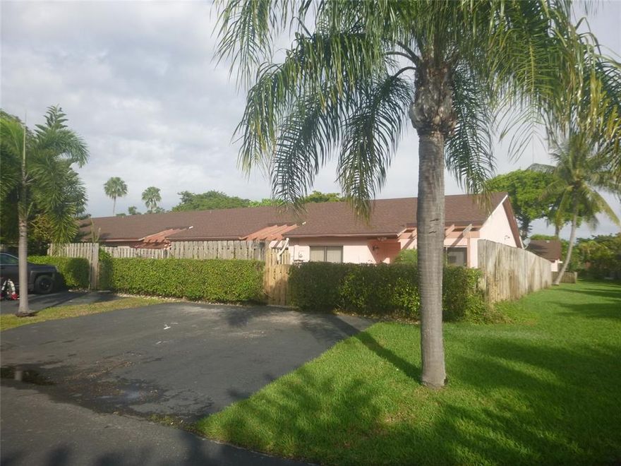 GORGEOUS 2 BEDROOM 2 BATH RENOVATED VILLA ON CORNER LOT WITH SCREEN PATIO & FENCED YARD.INTERIOR HAS BEEN RENOVATED TO INCLUDE BRAND NEW KITCHEN, GRANITE COUNTERS, STAINLESS STEEL APPLIANCES, BRAND NEW BATHROOMS RENOVATED, BRAND NEW VANITIES WITH GRANITE. BRAND NEW WOOD FLOORING IN BEDROOMS. OTHER FEATURES INCLUDE BRAND NEW A/C SYSTEM. THE LAKES IS A GREAT COMMUNITY WITH POOL, CLUBHOUSE, TENNIS COURTS AND PLAYGROUND. POSSIBLE RENTAL RESTRICTION... HOA IN PROCESS OF PAINTING EXTERIOR.  CHECK WITH HOA.