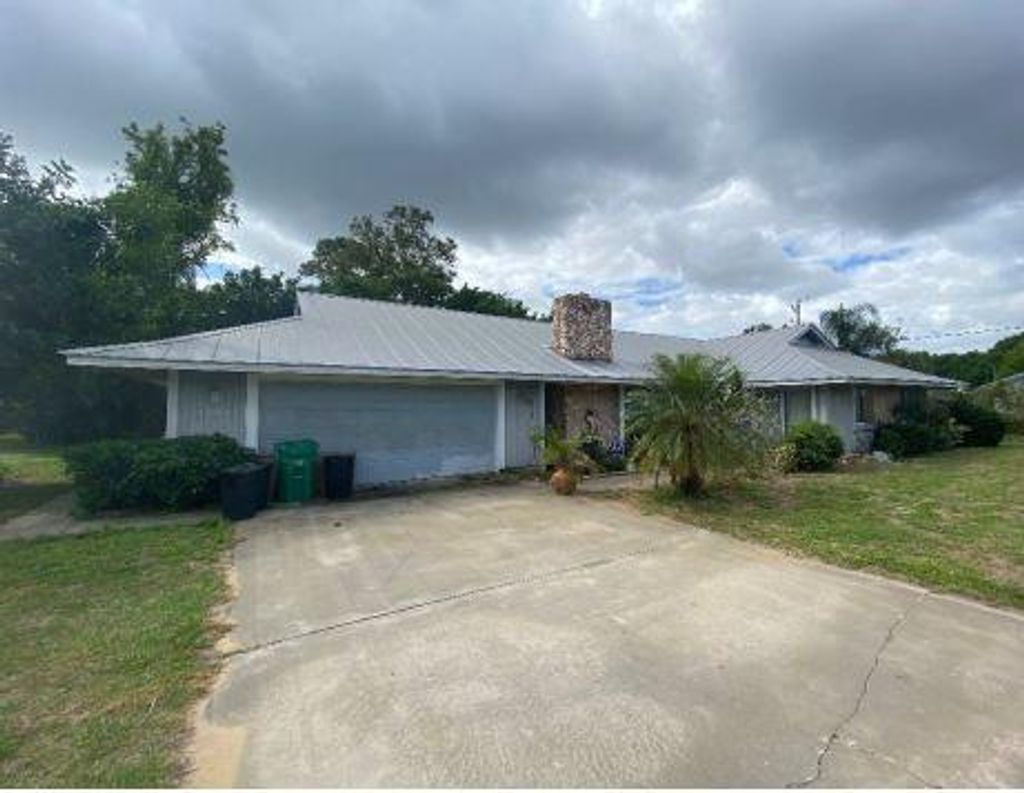 Photo of 800 SE Elwood Avenue, Fort Pierce, FL 34983 (MLS # R10703102)