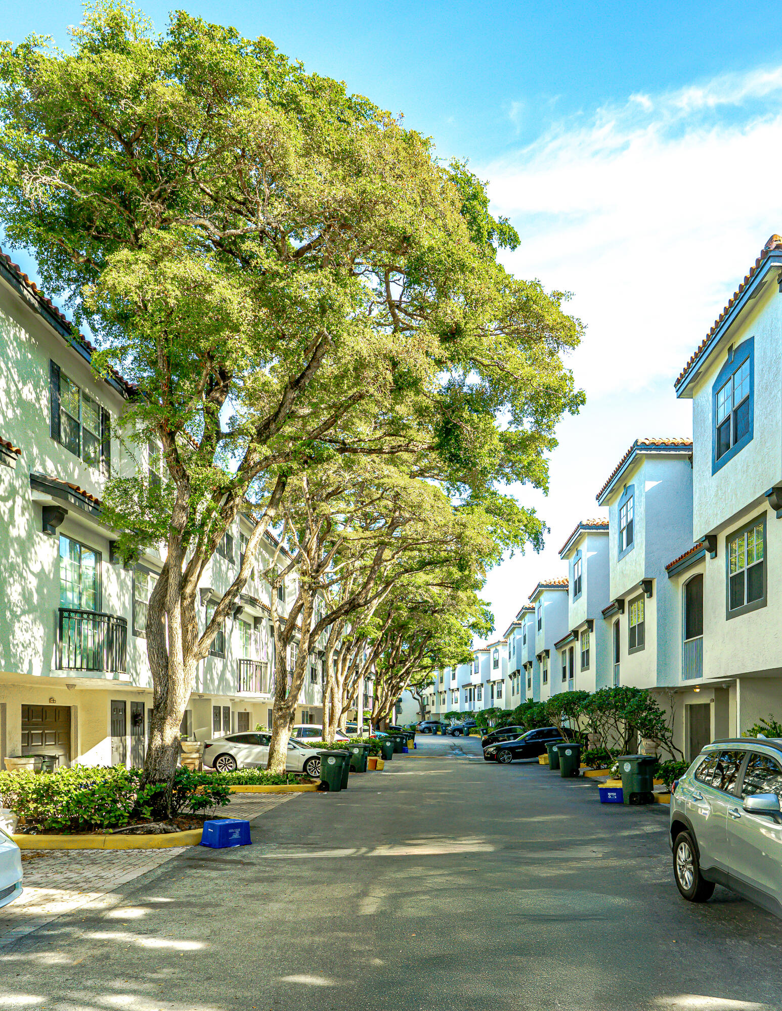 ESTADA OF LOS PASEOS - Residential Lease