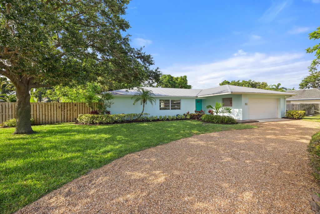 Photo of 8 Palmetto Way, Tequesta, FL 33469 (MLS # R10994207)