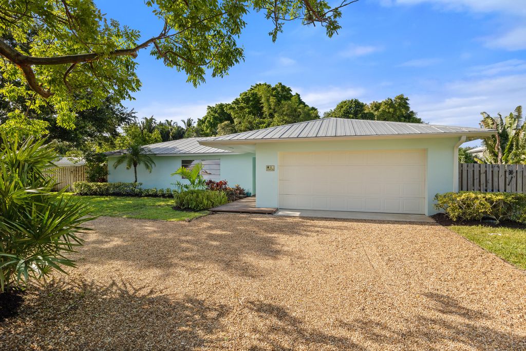 Photo of 8 Palmetto Way, Tequesta, FL 33469 (MLS # R10994207)