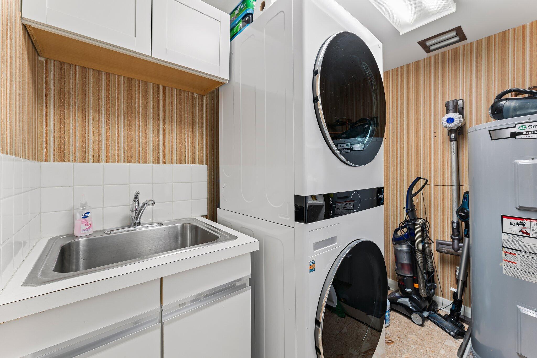 OLD PORT COVE LAKE POINT TOWER CONDO - Residential