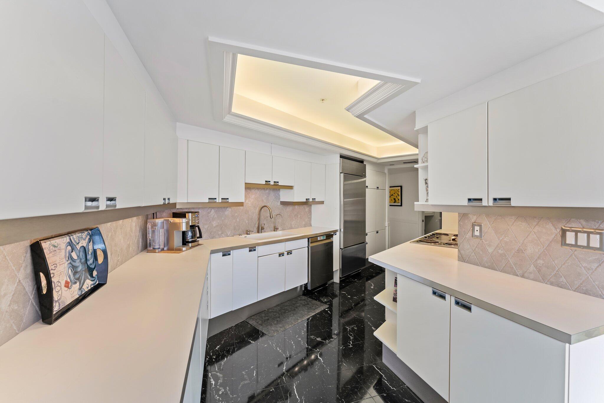 OLD PORT COVE LAKE POINT TOWER CONDO - Residential