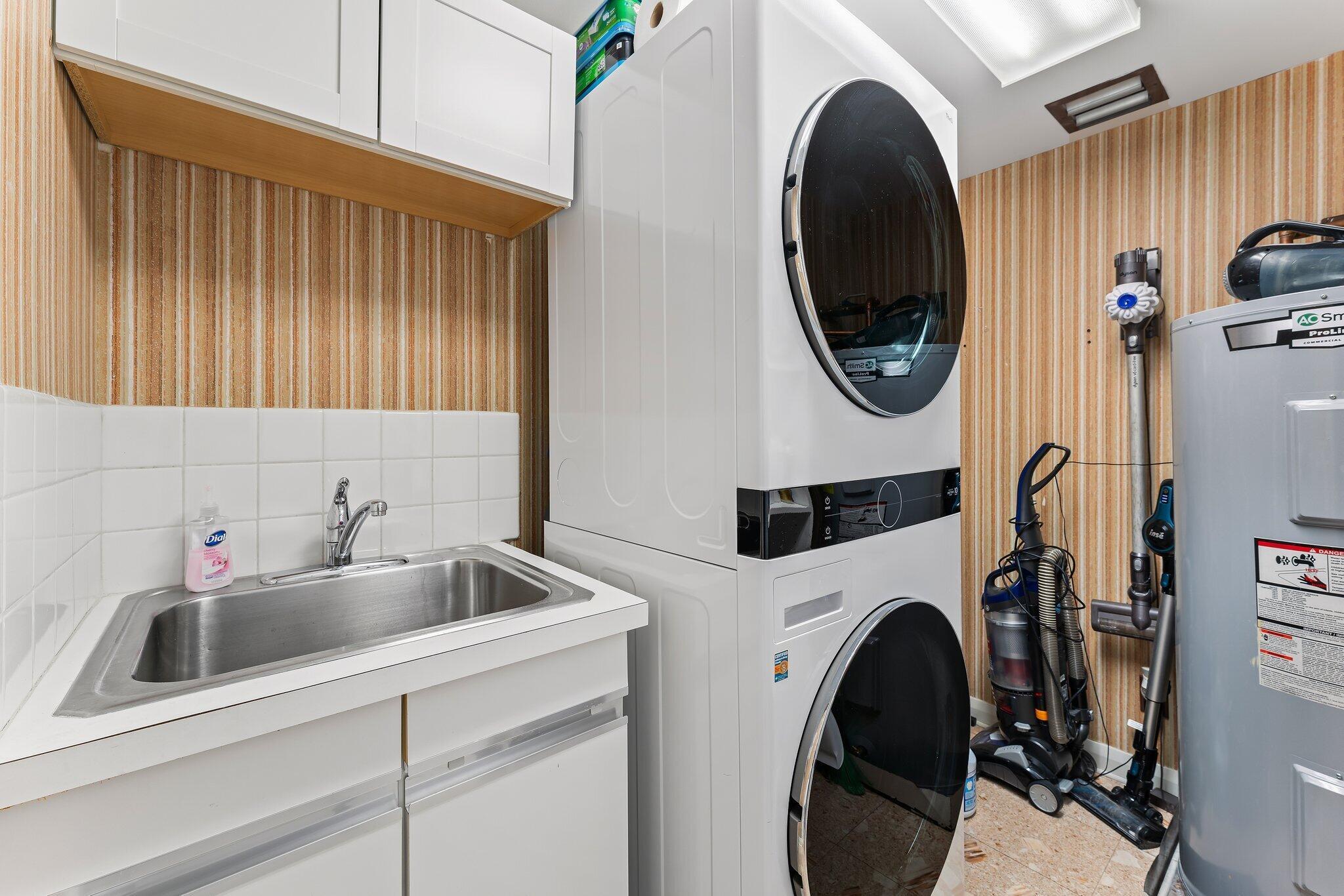 OLD PORT COVE LAKE POINT - Residential