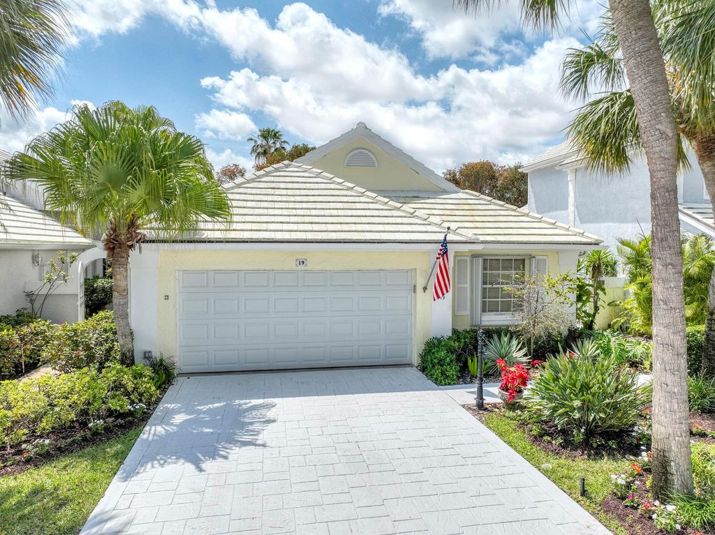 Photo of 19 Brighton Court, Palm Beach Gardens, FL 33418 (MLS # R10973611)