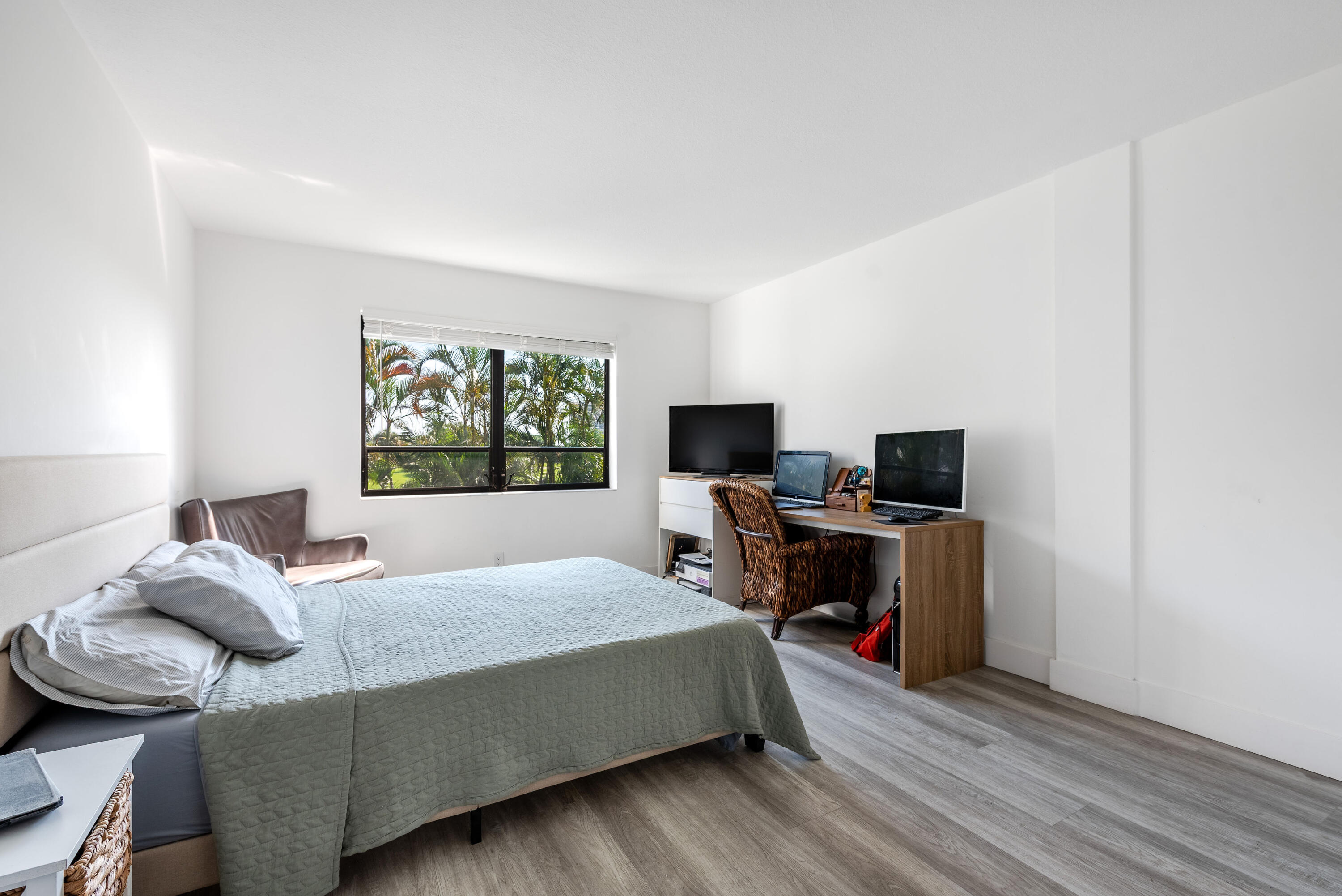 PRESIDENTIAL GOLFVIEW CONDO - Residential