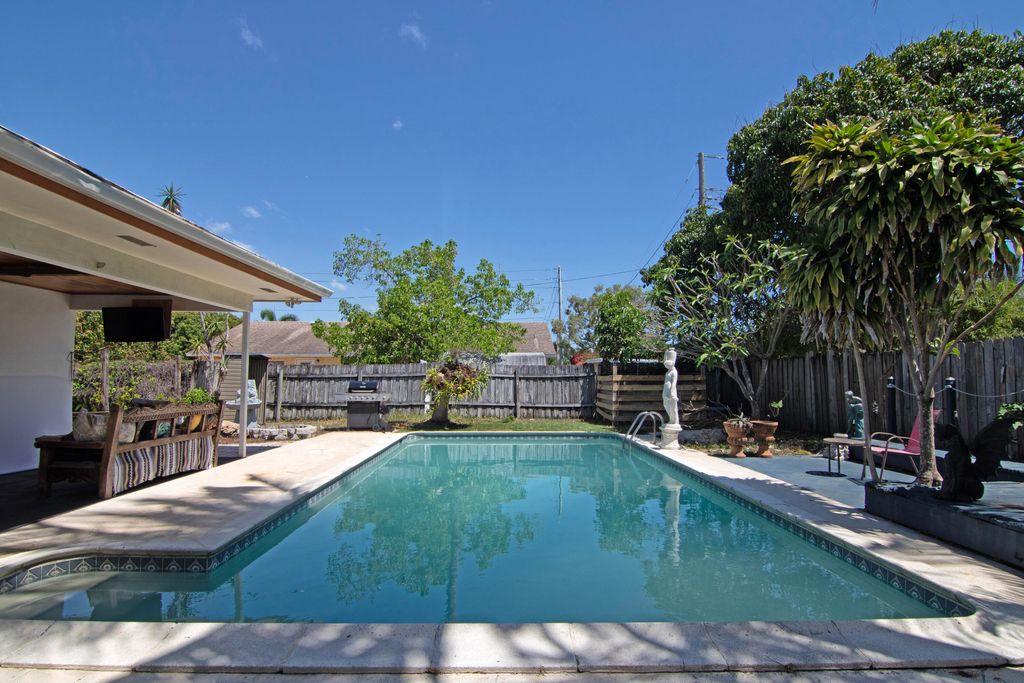 Photo of 441 SW 5th Avenue, Boynton Beach, FL 33435 (MLS # R10978861)