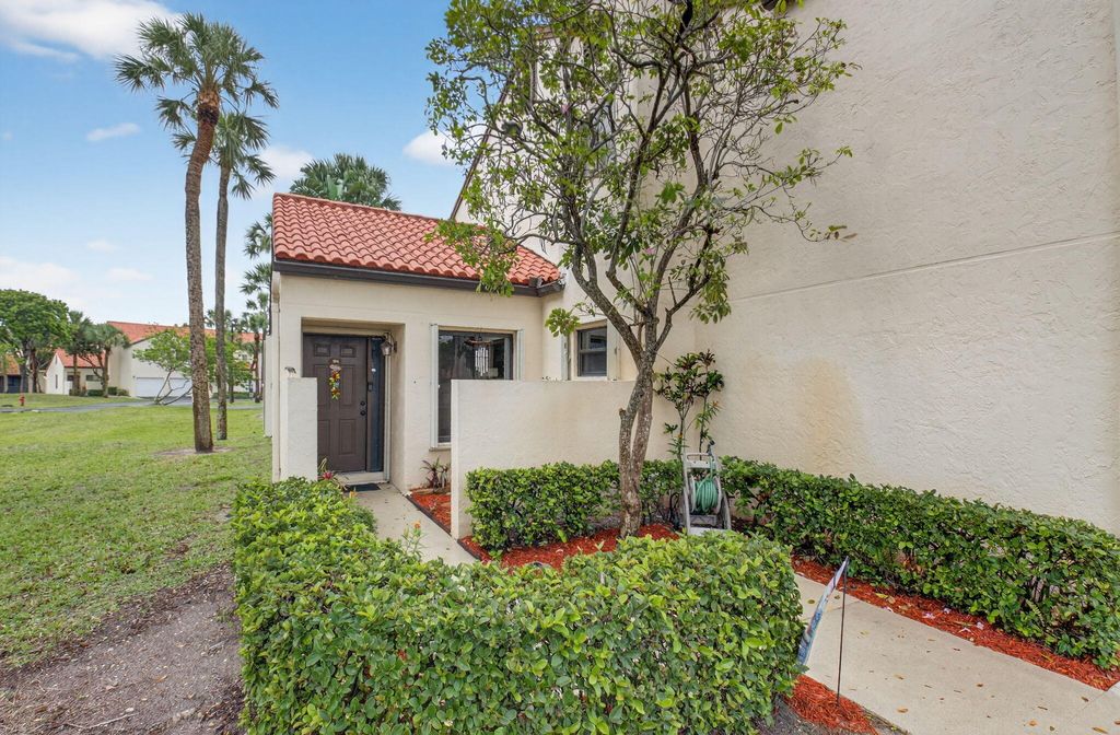 Photo of 10 VÃ­a De Casas Sur #101, Boynton Beach, FL 33426 (MLS # B26013537)