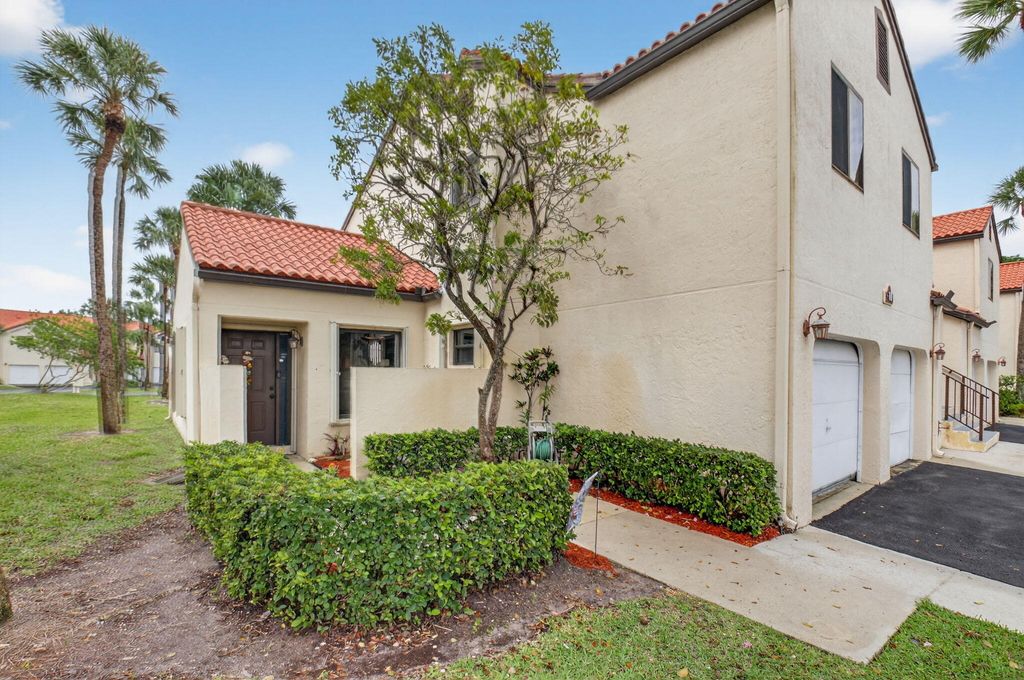 Photo of 10 VÃ­a De Casas Sur #101, Boynton Beach, FL 33426 (MLS # B26013537)