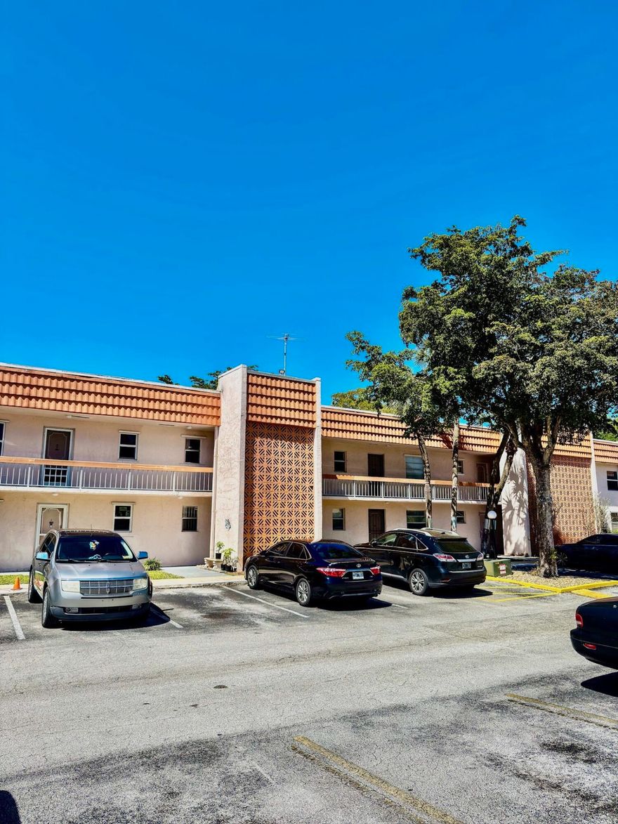 Beautiful 1-bedroom 1-bath condo unit located on the second floor, in a very quiet and peaceful Countryside Condo. Vacant and ready to move in. Close to NOVA University and Hwy.