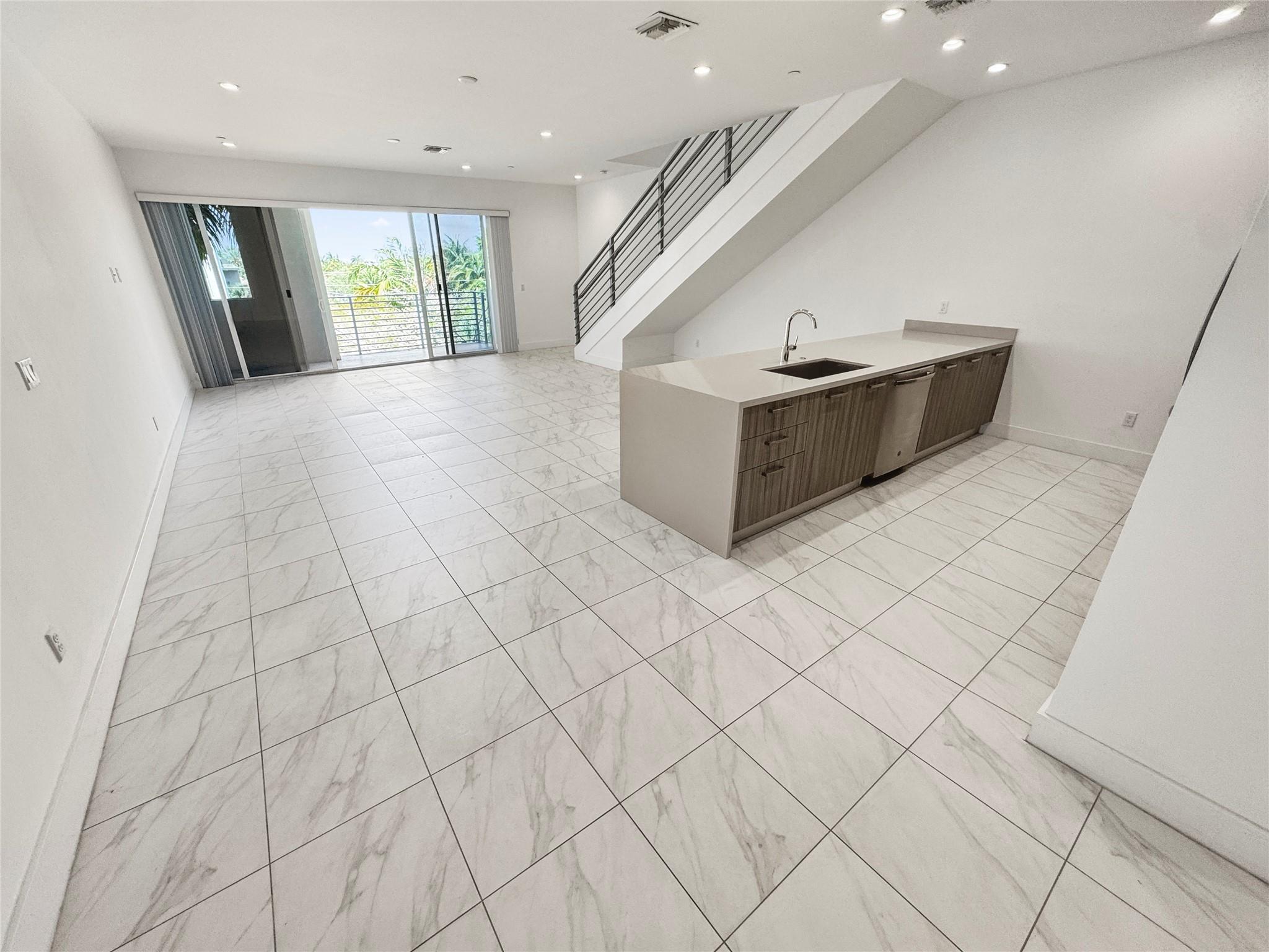 1044 NE 18th Ave 204