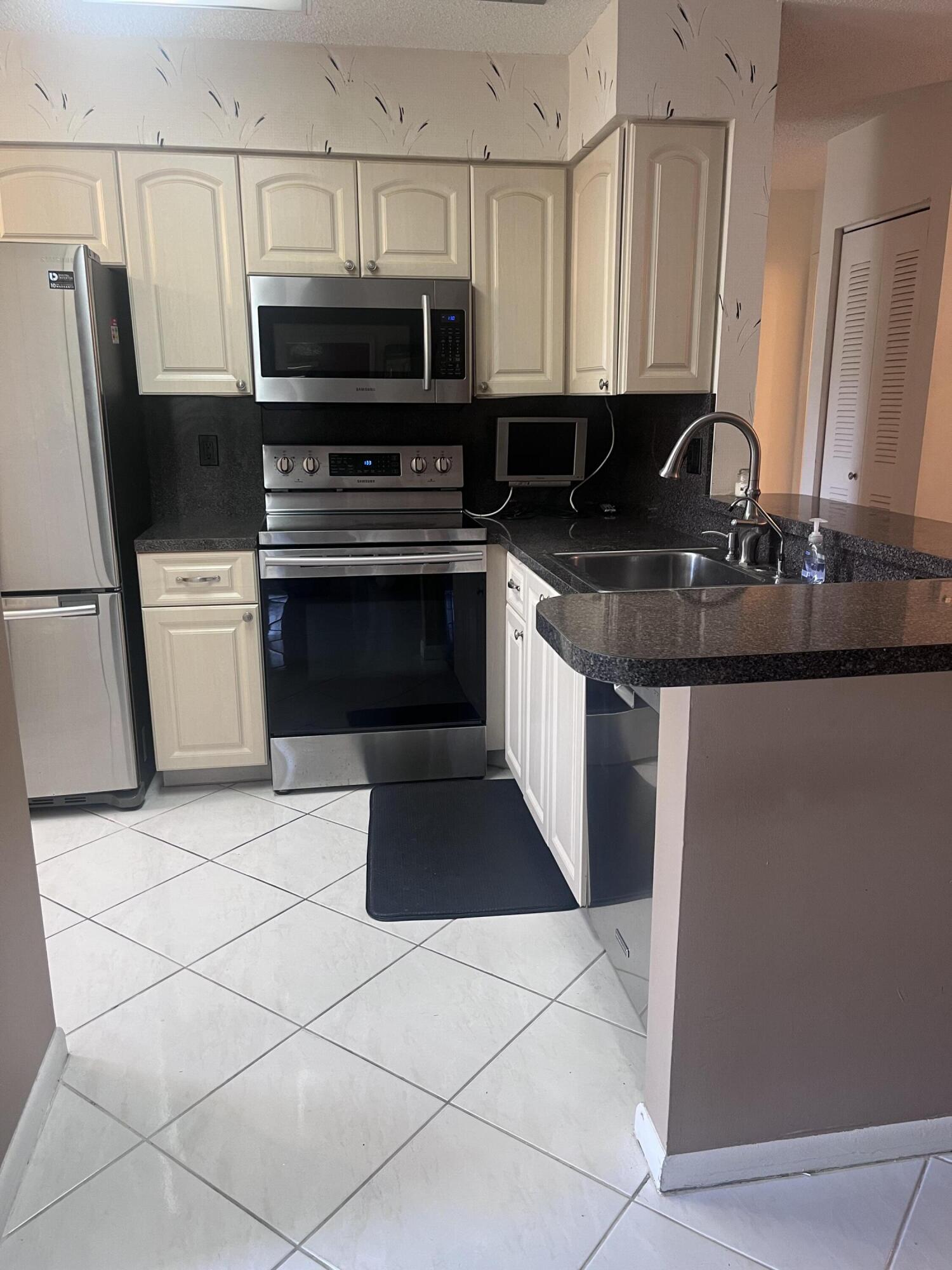 INTERNATIONAL CLUB CONDO - Residential