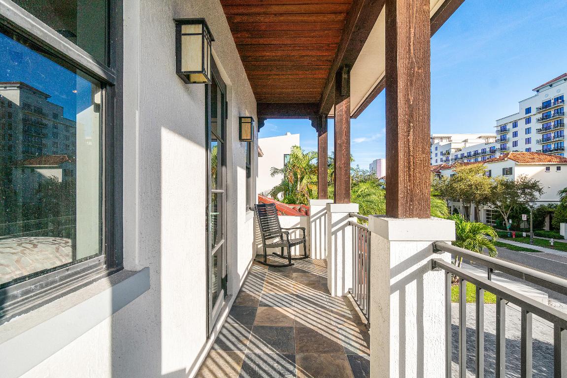 KINGS COURT, BOCA VILLAS JUST BEHIND MIZNER PARK - Residential Lease